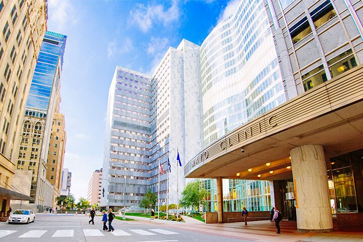 A street with tall buildings on either side of it Description automatically generated with low confidence